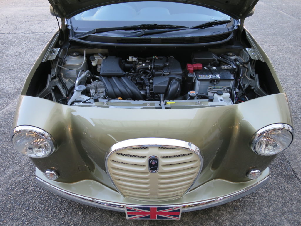 ミニスターのエンジンルーム、外観以外で変わるのはヘッドライトとウインカー、後部はテールライトとナンバー灯