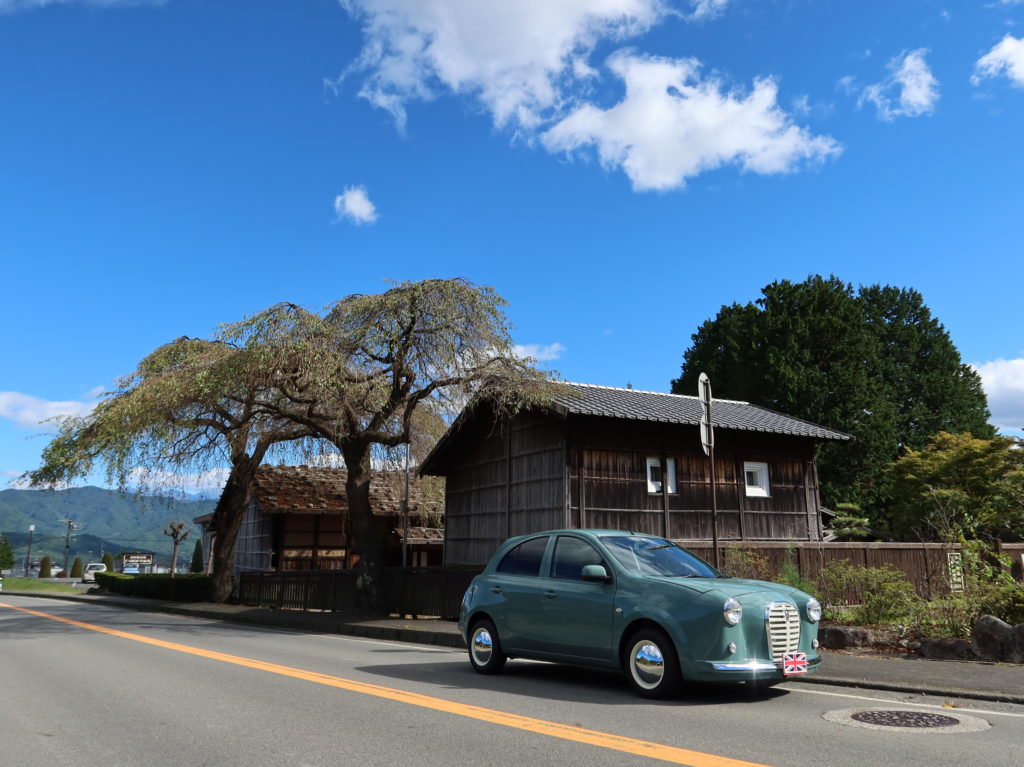 オリーブグレーのミニスターと信州の旧家